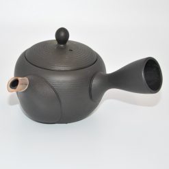 9 Tea pots & kettles